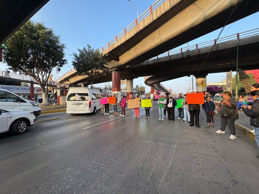 Bloquean los 3 carriles de la Vía López Portillo, a la altura de la Bandera de Tultitlán, en dirección a Cuautitlán Izcalli. Foto: Arturo Contreras