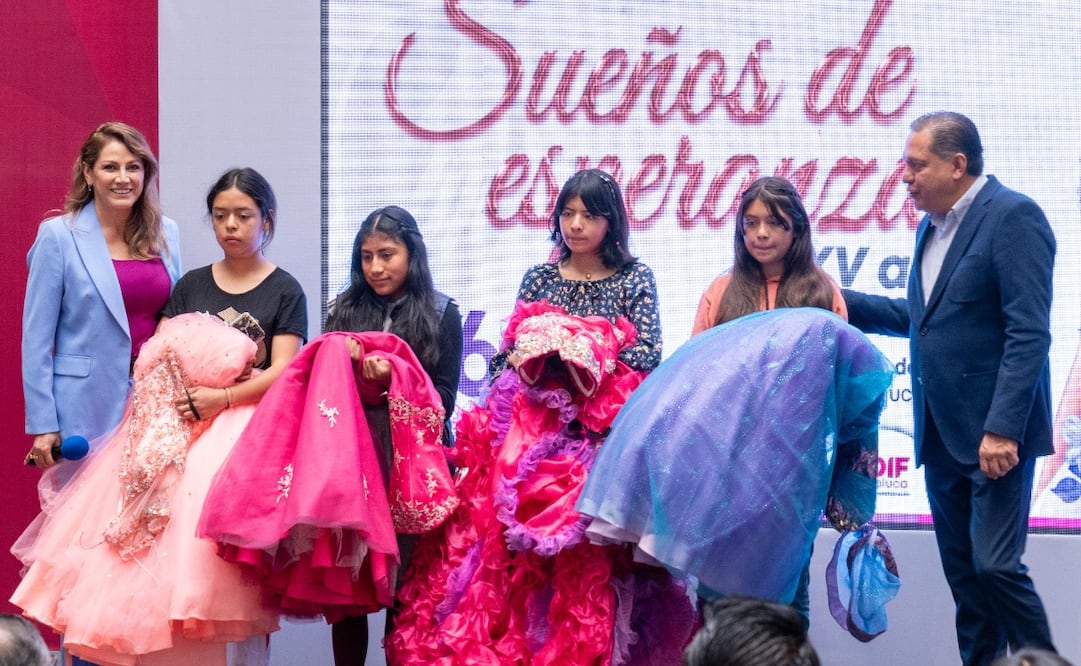Las 150 jovencitas de Toluca ya ensayan los pasos del vals que presentarán ante sus familias el próximo 16 de junio. Foto Especial