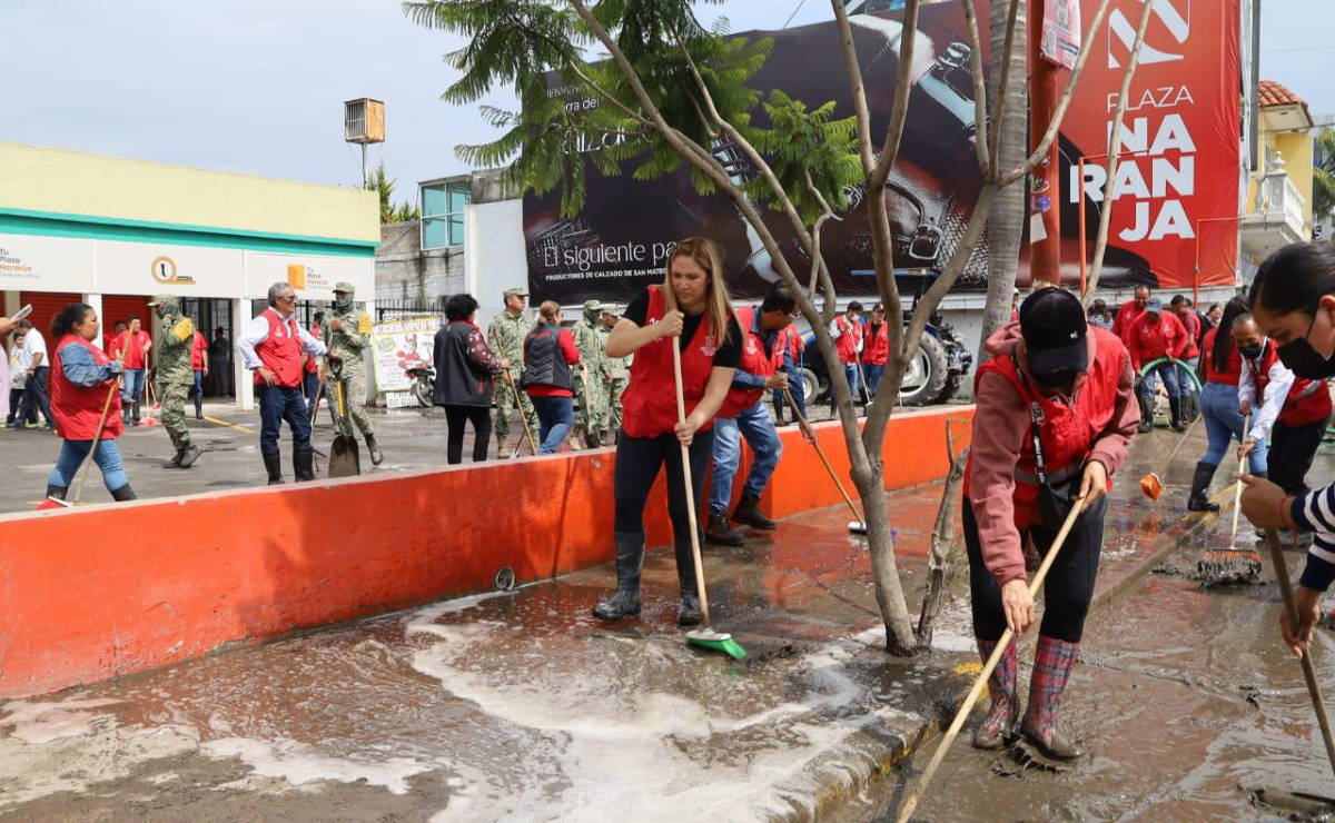 San Mateo Atenco no se detiene: La alcaldesa Ana Muñiz lidera la limpieza y apoyo directo a las familias tras las fuertes lluvias. Foto: Especial