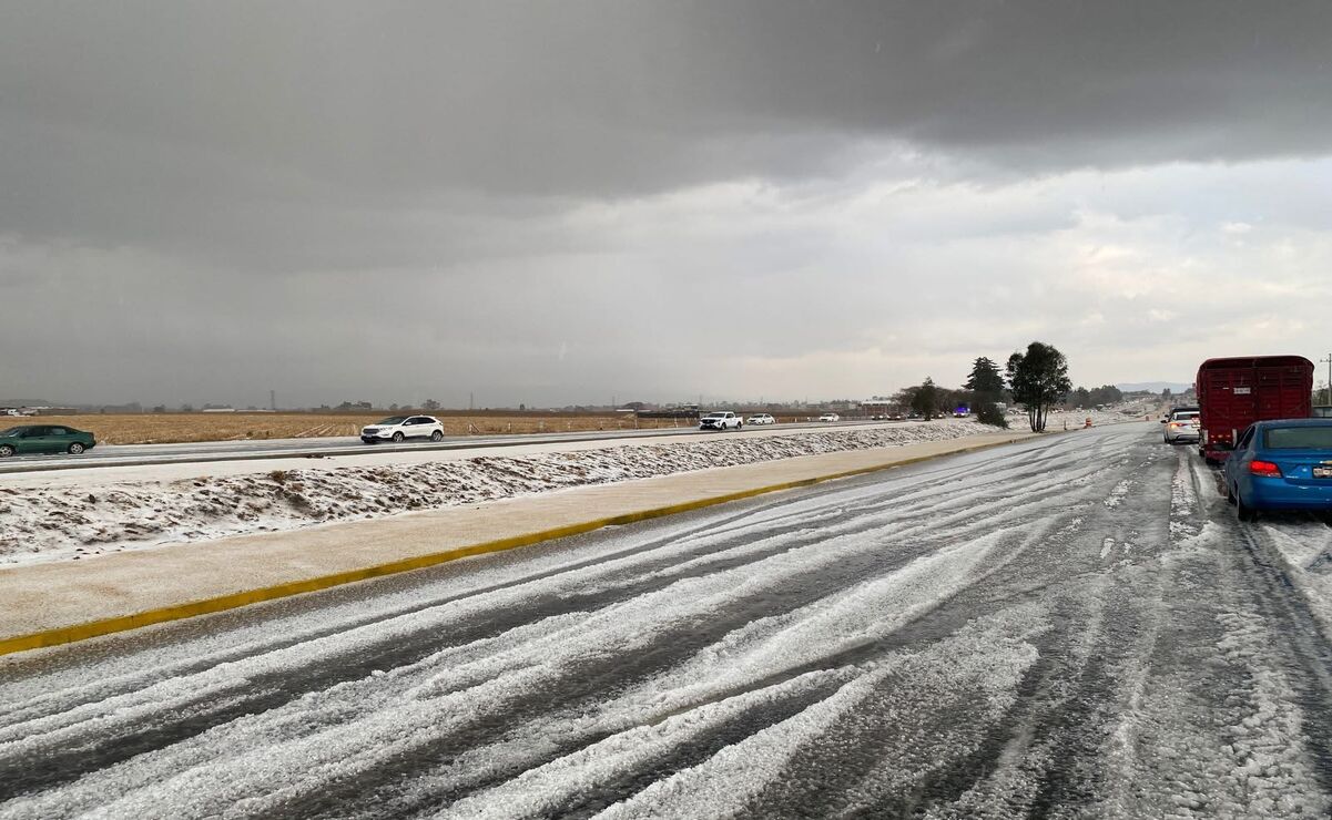 ¡Sorpresa invernal! Intensa granizada cubre de blanco a la carretera Atlacomulco-Toluca