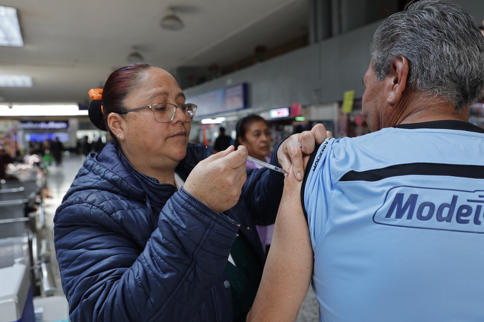 Además de las vacunas contra influenza y Covid-19, se aplicaron otras vacunas esenciales para la protección de niños y adultos, como la vacuna contra el VPH, la triple viral y la pentavalente. Foto Jorge Alvarado