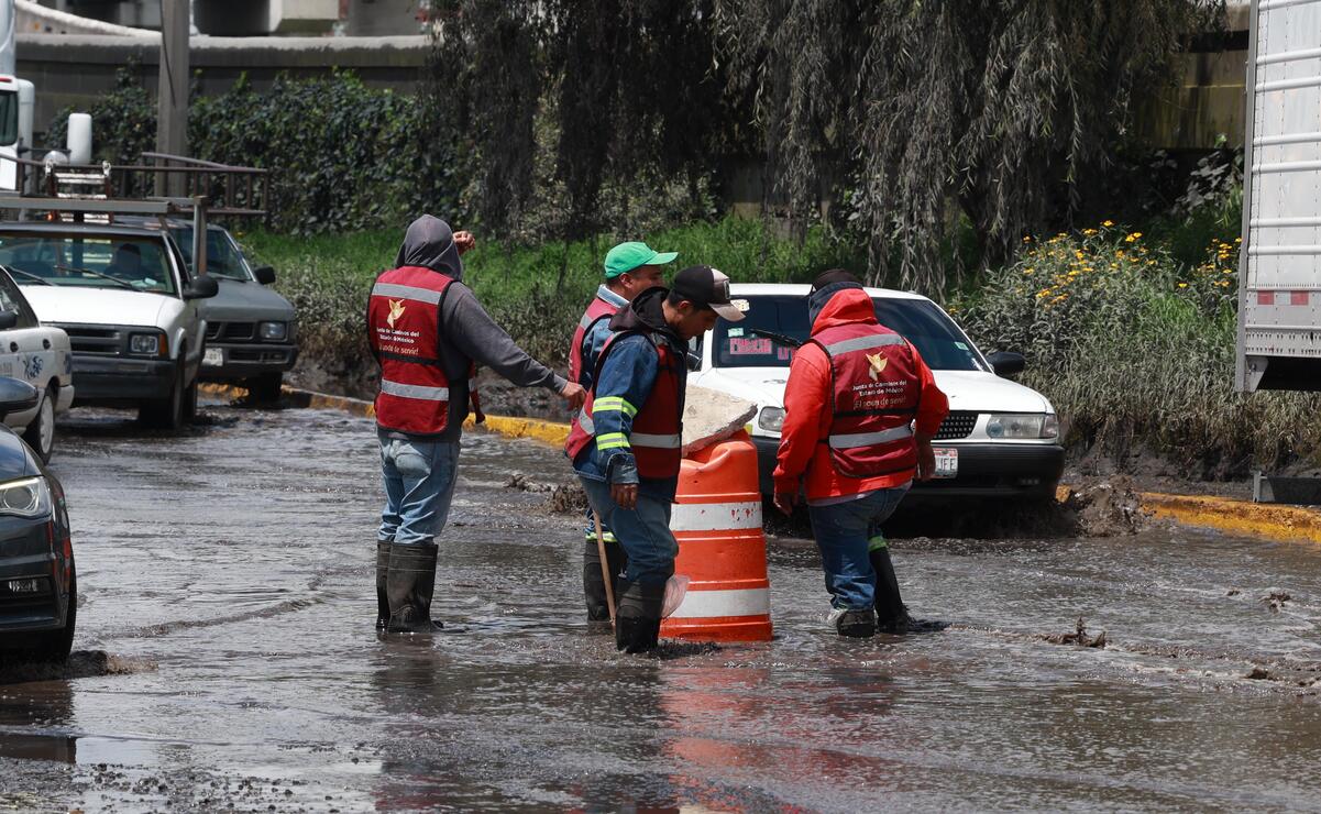 Junta de Local Caminos del Edomex repara socavón en la carretera México-Toluca