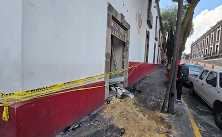 ¡Se metió hasta los libros! Auto se estampa contra librería junto a Palacio de Gobierno en Toluca