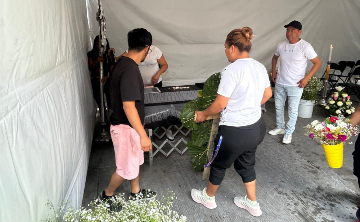 Vecinos y allegados acompañan a la familia de Andrea durante su velorio en Chimalhuacán, mostrando su solidaridad y exigiendo justicia. Foto: Especial