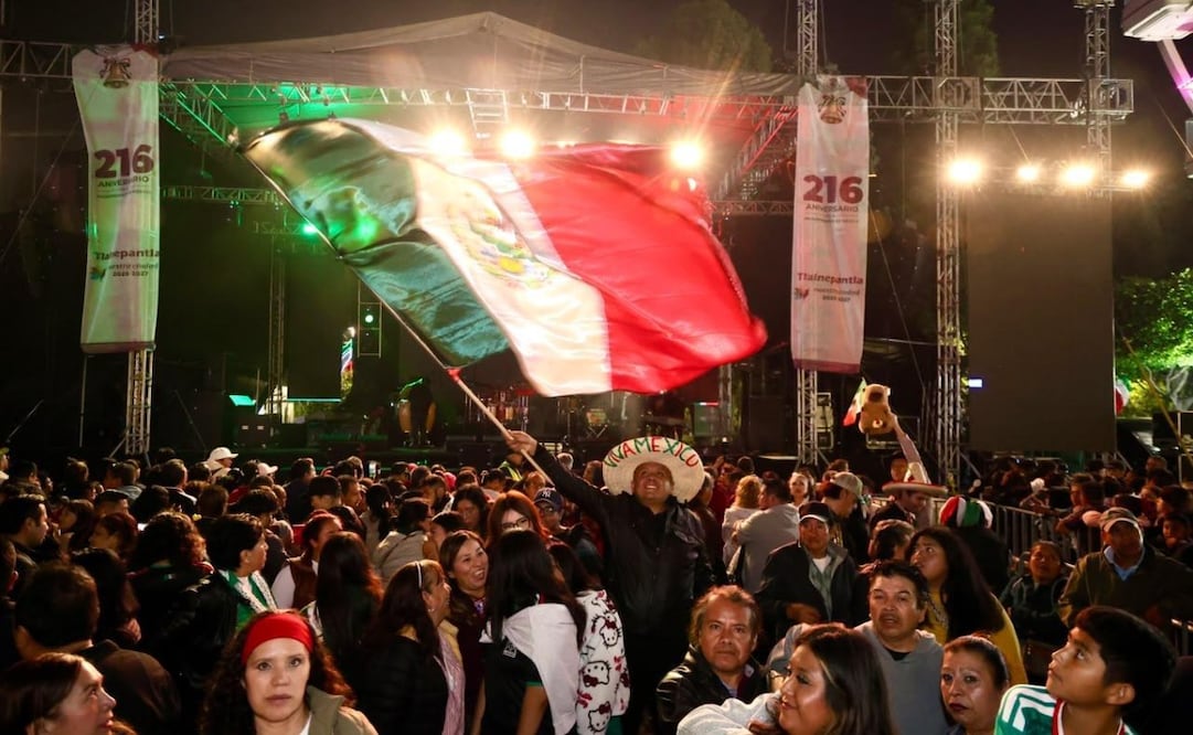 Miles de personas participaron en los festejos por el Día de la Independencia en municipios del Valle de México. Foto Especial