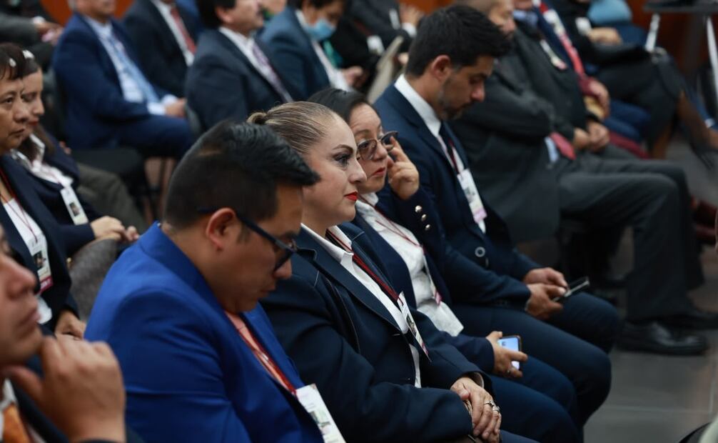 Integrantes de la comisión legislativa analizan las impactantes cifras del informe "Disrupting Harm México" presentado por UNICEF. Foto Alejandro Vargas / El Universal