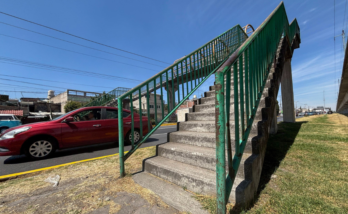 Vecinos de Toluca prefieren arriesgarse a cruzar la transitada avenida antes que utilizar los peligrosos puentes peatonales. Foto: Arturo Hernández