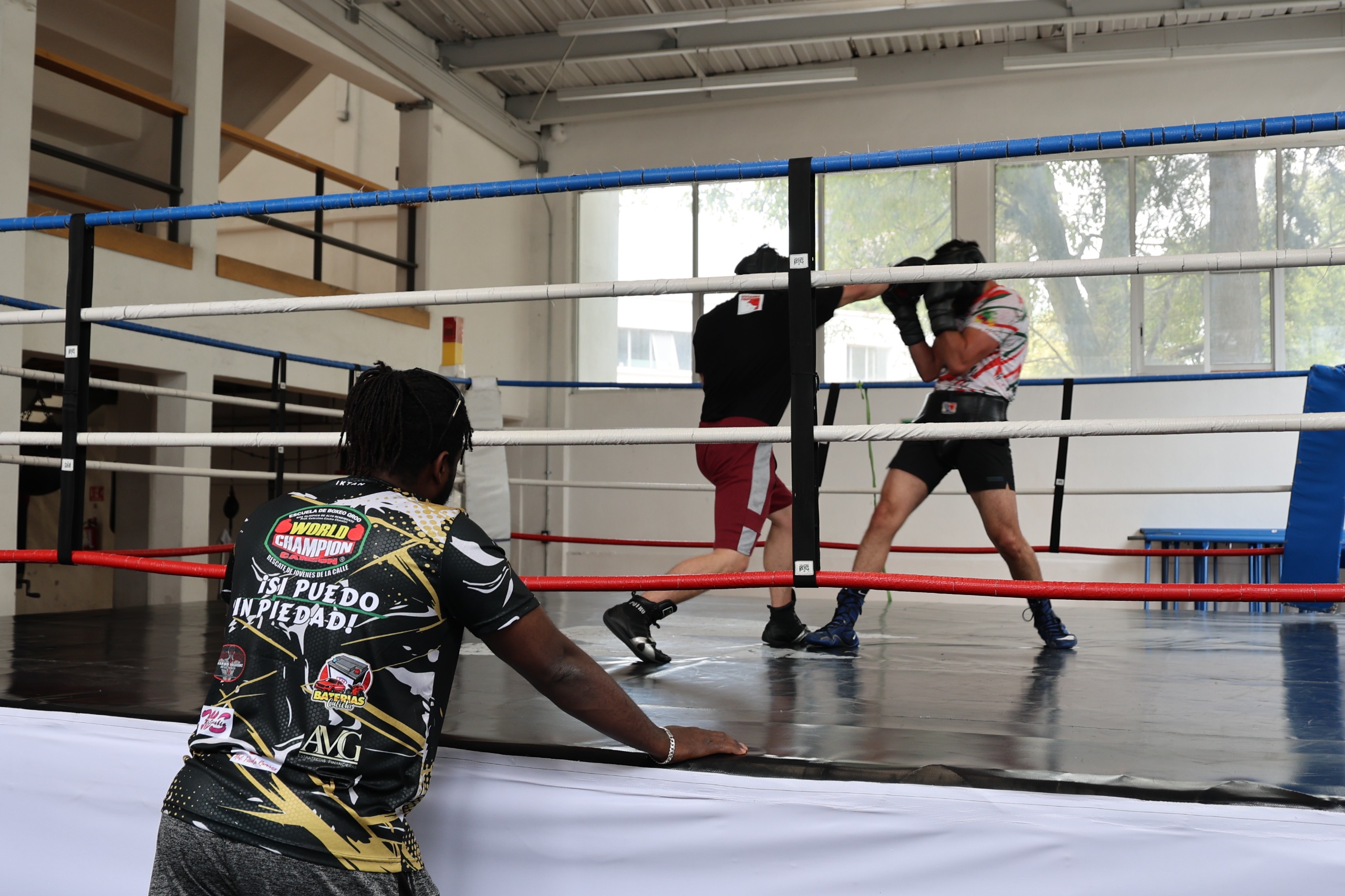 Duarte explicó que espera que al menos cuatro de los boxeadores bajo su tutela logren conquistar alguna presea en la Olimpiada Nacional. Foto: Roberto Guerrero / El Universal Estado de México