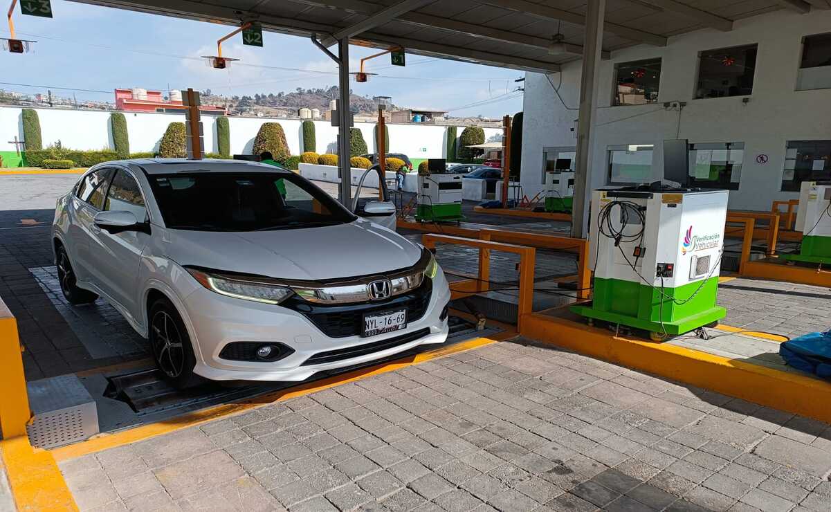 La verificación vehicular es un requisito indispensable para garantizar que los vehículos no contribuyan a la contaminación atmosférica. Foto: Ivan Monroy / El Universal Estado de México