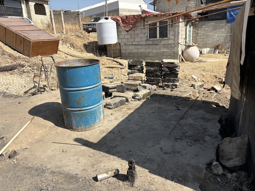 Con la venta de cartón, PET y la reparación de motocicletas, la familia recauda fondos para comprar materiales no flamables. Foto Arturo Contreras / El Universal