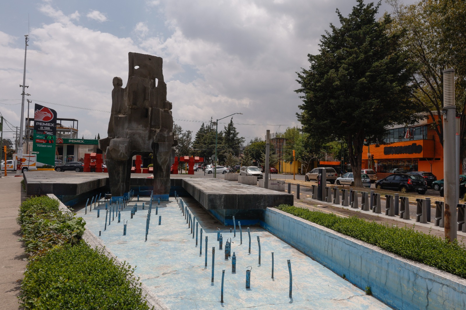 El edificio Plaza Toluca lleva 7 años cerrado por grietas tras una inundación. Foto Arturo Hernández