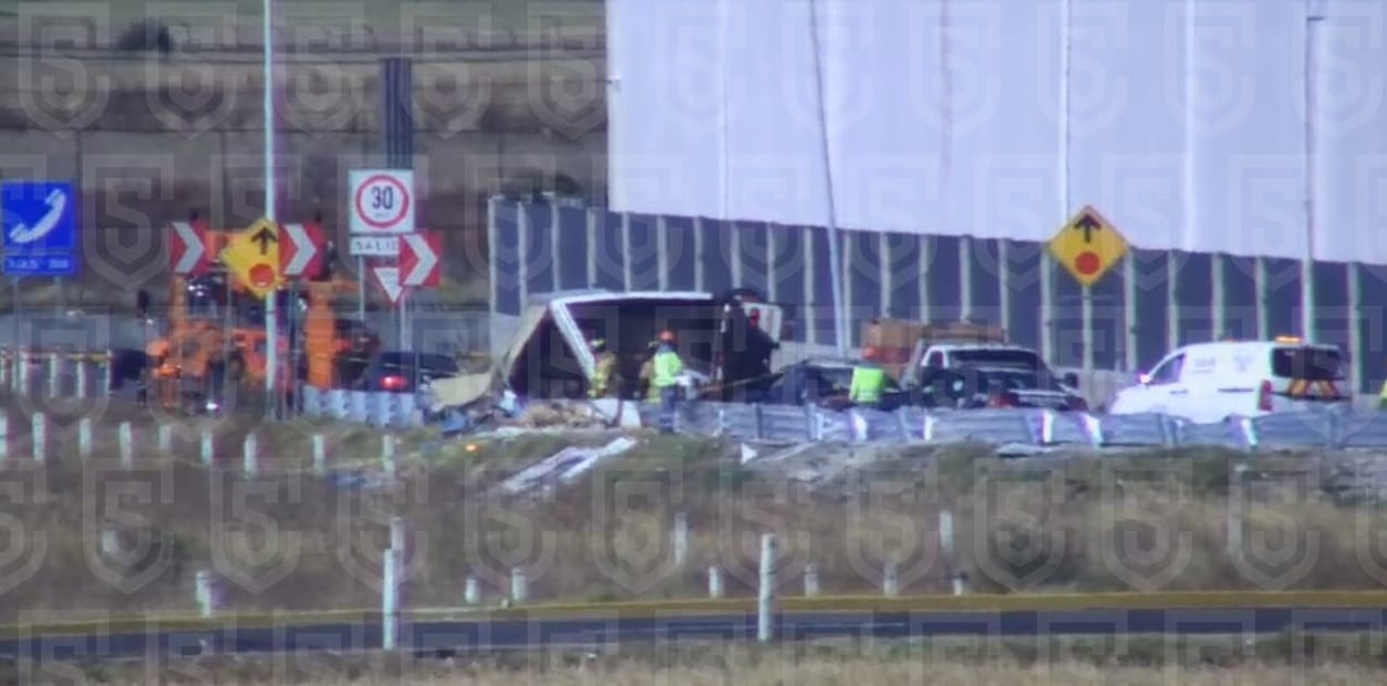 Elementos de la Policía del Estado de México y paramédicos de la Cruz Roja acudieron al sitio para brindar atención al conductor en el lugar, quien resultó lesionado. Foto: especial