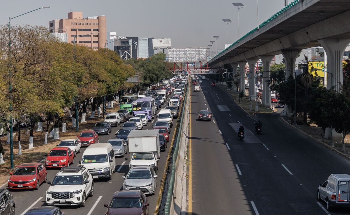 Miles de conductores y pasajeros que quedaron varados en Periférico Norte. Foto: Yaretzy Osnaya