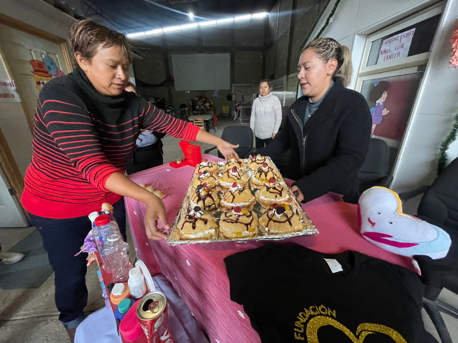 Nancy ayuda a la Fundación I-Evo; con cada pieza de pan vendida una parte va para el apoyo de niños con cáncer quienes están en tratamientos de quimioterapia. Foto Michelle Sánchez