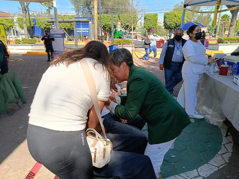 Habitantes de Atizapán de Zaragoza y otros municipios acuden desde temprano a los módulos para recibir sus biológicos. Foto Especial
