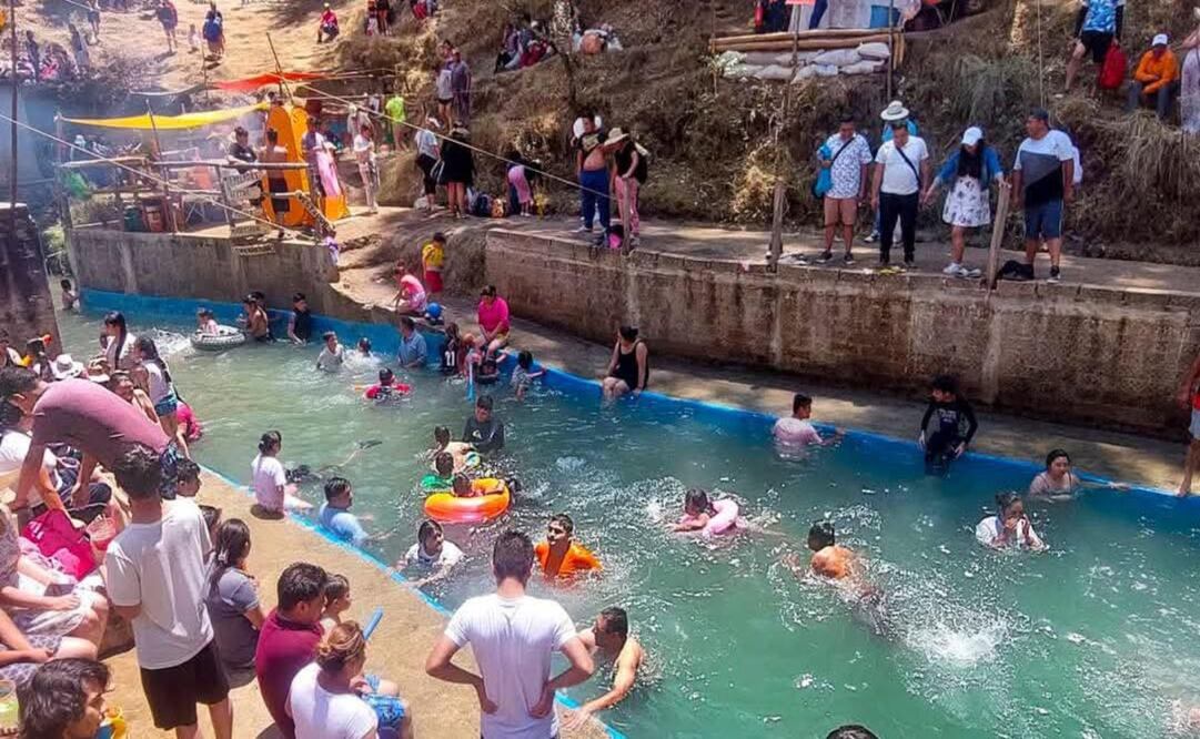 Cientos de mexiquenses abarrotaron este sábado de gloria algunas zonas con albercas públicas y balnearios. Foto: Especial