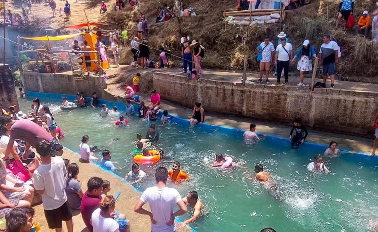 Cientos de mexiquenses abarrotaron este sábado de gloria algunas zonas con albercas públicas y balnearios. Foto: Especial