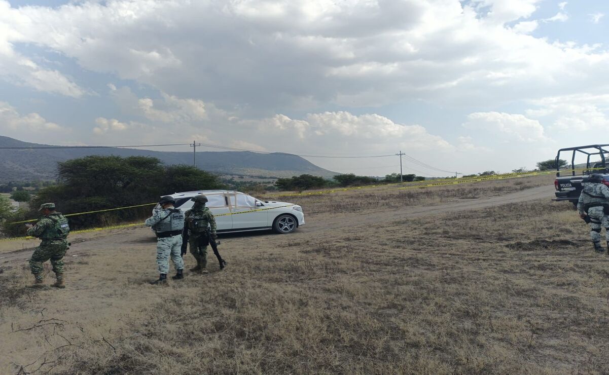 En la cajuela del vehículo se encontraban dos hombres atados / Foto: Especial