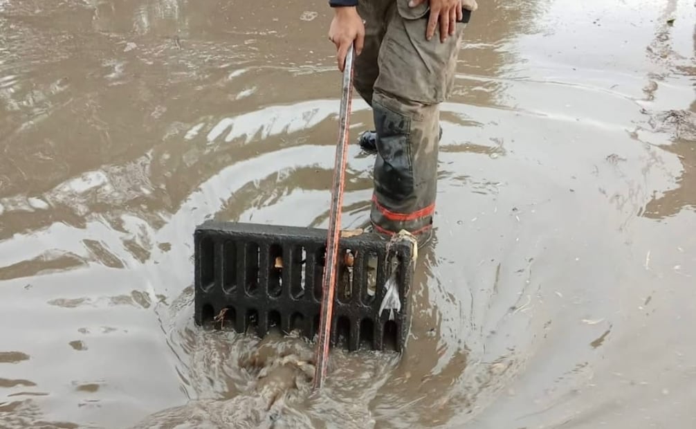 Personal de Protección Civil realizó el destape de coladeras en Vía Morelos para drenar un espejo de agua de 200 metros. Foto Especial
