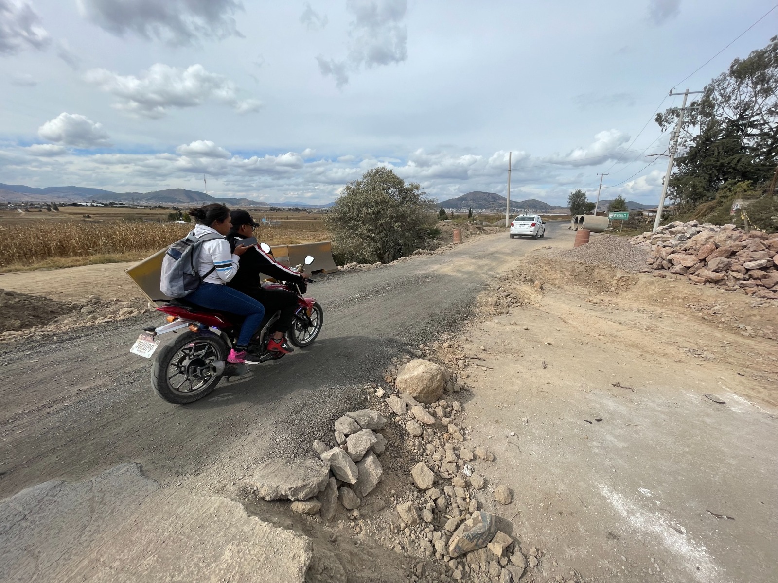 El socavón representa un riesgo significativo para los habitantes de la zona y para los automovilistas que transitan por la carretera Atlacomulco-Toluca. Foto Michelle Sánchez