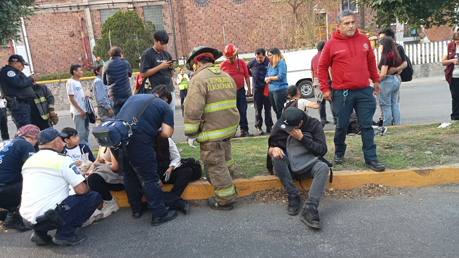 Algunos de los pasajeros salieron por sus propios medios del autobús y esperaron los servicios de emergencia en la banqueta. Foto Especial
