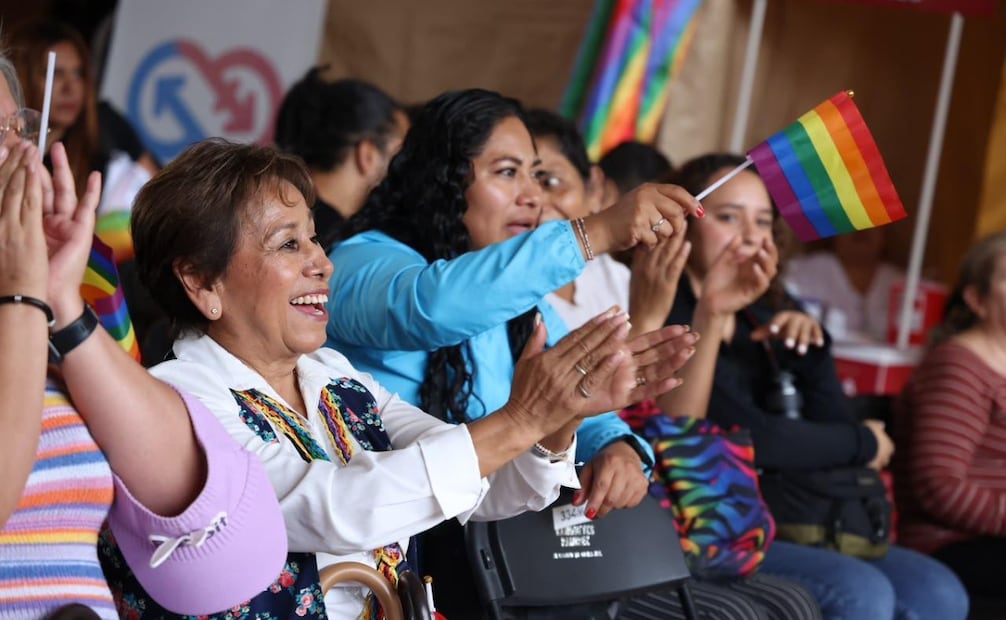Vista general de los participantes y asistentes durante la inauguración de la primera Copa LGBT del Estado de México en el Parque Sierra Hermosa. Foto Especial