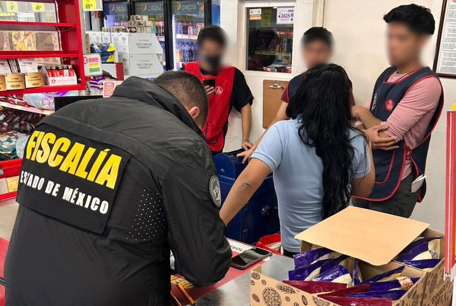 Personal de la Fiscalía del Estado de México recolecta indicios en el área de cajas, donde fueron lanzados los artefactos inflamables. Foto Especial