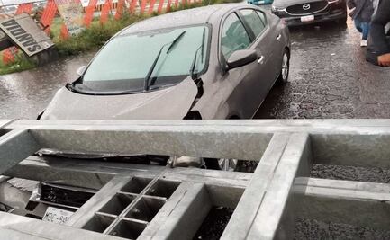 Emergencia en carretera: Letrero se cae sobre dos autos y colapsa la México-Cuautla