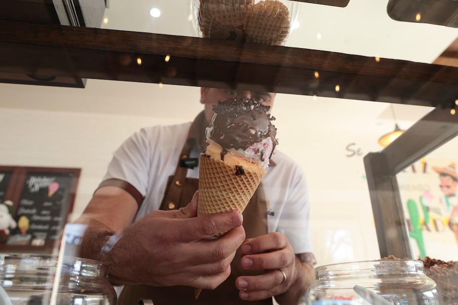 Además de la Nochebuena, los sabores de mandarina y canela se han convertido en los favoritos para disfrutar el frío en Toluca. Foto Alejandro Vargas / El Universal