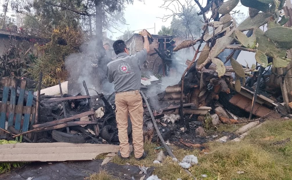 Bomberos de Tepotzotlán sofocaron el incendio registrado en una vivienda de madera en Capula. Foto especial