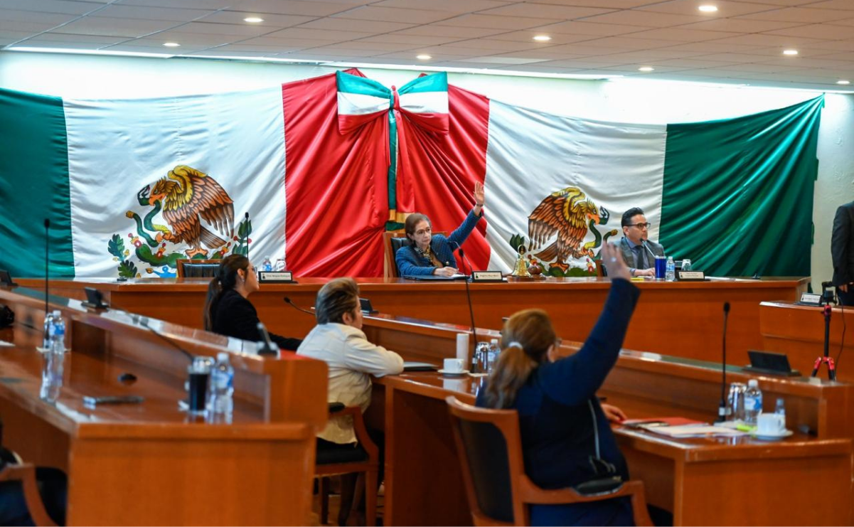 La sesión de Cabildo se lleva a cabo en un ambiente de trabajo y colaboración entre los miembros del Ayuntamiento / Foto: Especial