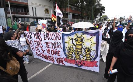 Estudiantes de la UAEMéx marchan en Toluca para exigir la destitución de Isidro Rogel