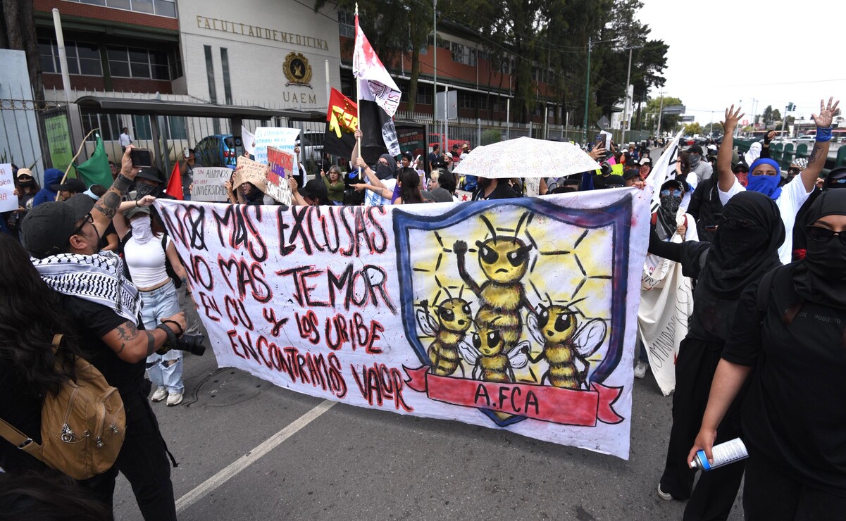Estudiantes de la UAEMéx marchan en Toluca para exigir la destitución de Isidro Rogel