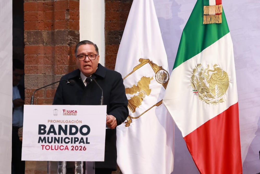 El alcalde Ricardo Moreno Bastida encabeza la publicación del Bando Municipal 2026, orientado a la justicia social y el orden. Foto Alejandro Vargas / El Universal