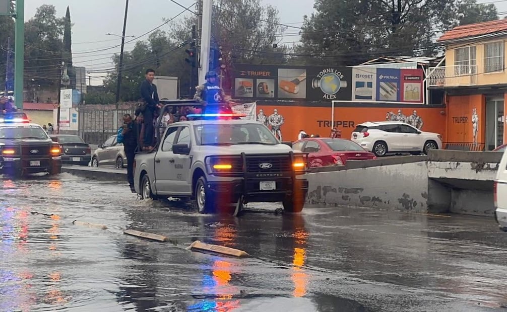 Elementos de Seguridad Ciudadana de Ecatepec trasladan en patrullas a usuarios afectados por la suspensión del transporte público. Foto Especial
