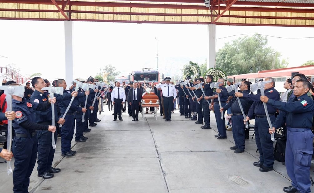 Familiares y compañeros realizaron una guardia de honor para recordar la entrega y vocación del vulcano. Foto Especial