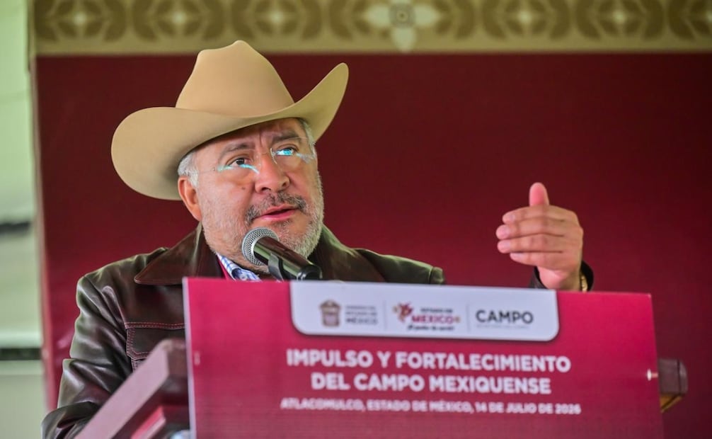 El secretario general de Gobierno, Horacio Duarte Olivares, durante el encuentro con productores agrícolas en Atlacomulco. Foto Especial