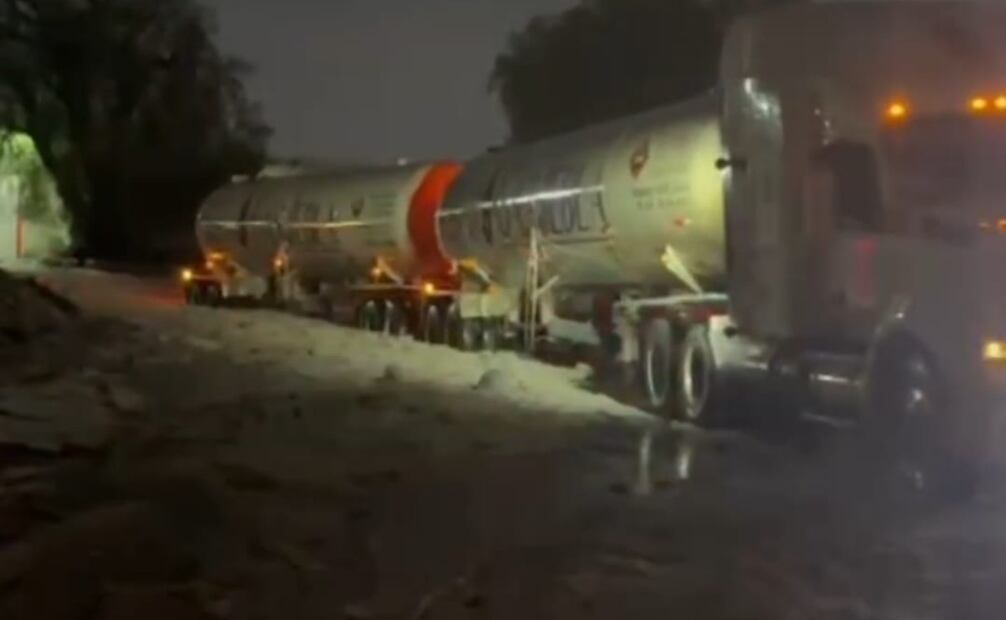 Largas filas de vehículos se formaron tras el fenómeno meteorológico que sorprendió a los conductores la noche de este lunes. Foto Especial