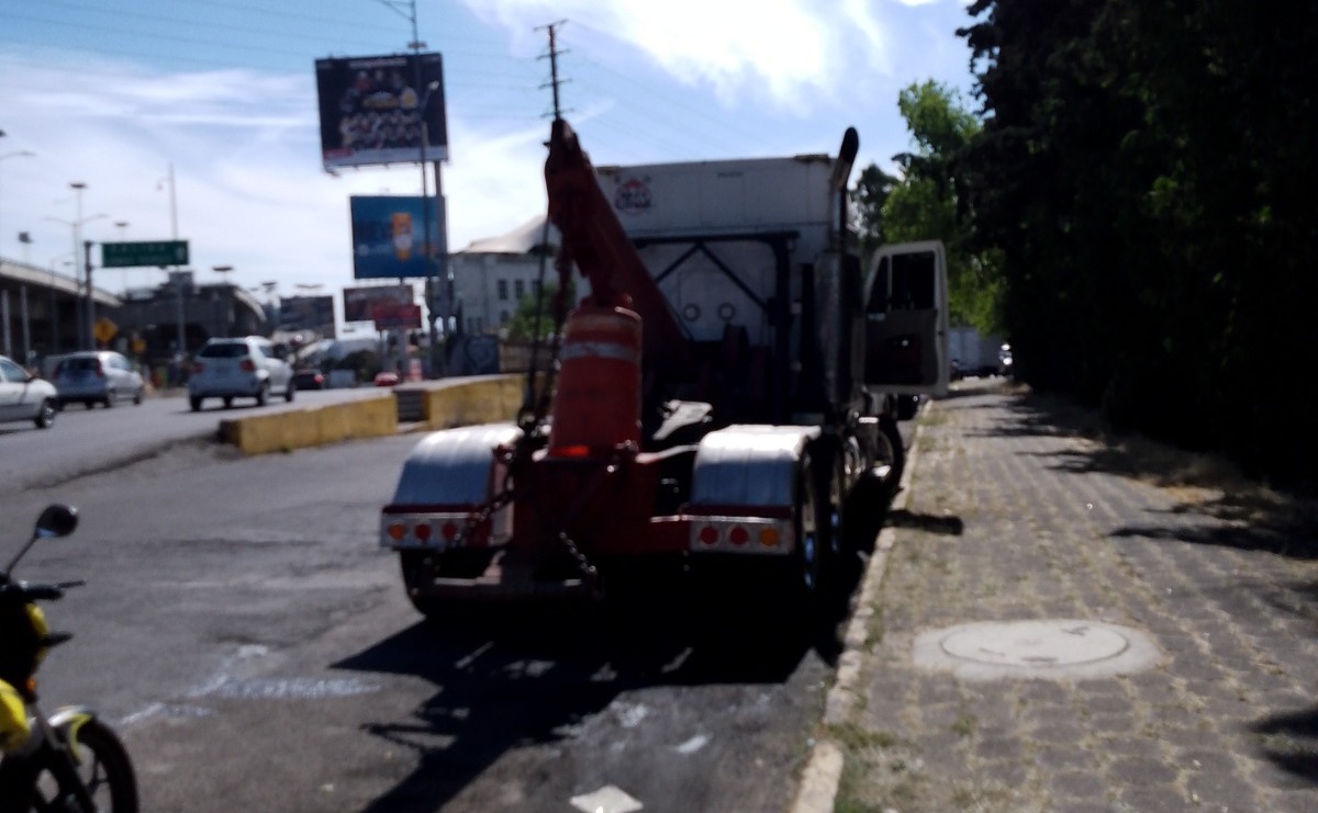 La falta de control en las calles de Naucalpan ha permitido la proliferación de este tipo de negocios ilegales, poniendo en riesgo la seguridad de los automovilistas. Foto Rebeca Jiménez 
