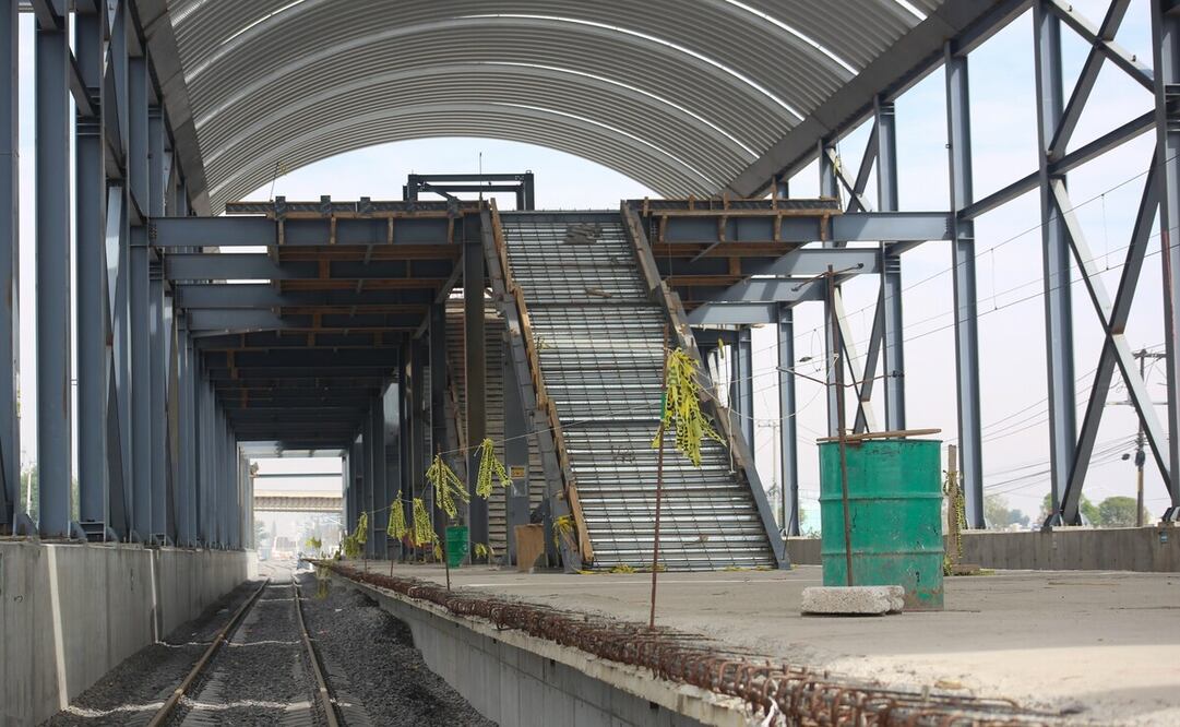 La edificación de la estación Cueyamil es de las que menos avance registra, pero la instalación de durmientes y vías ya es visible / Foto Luis Camacho
