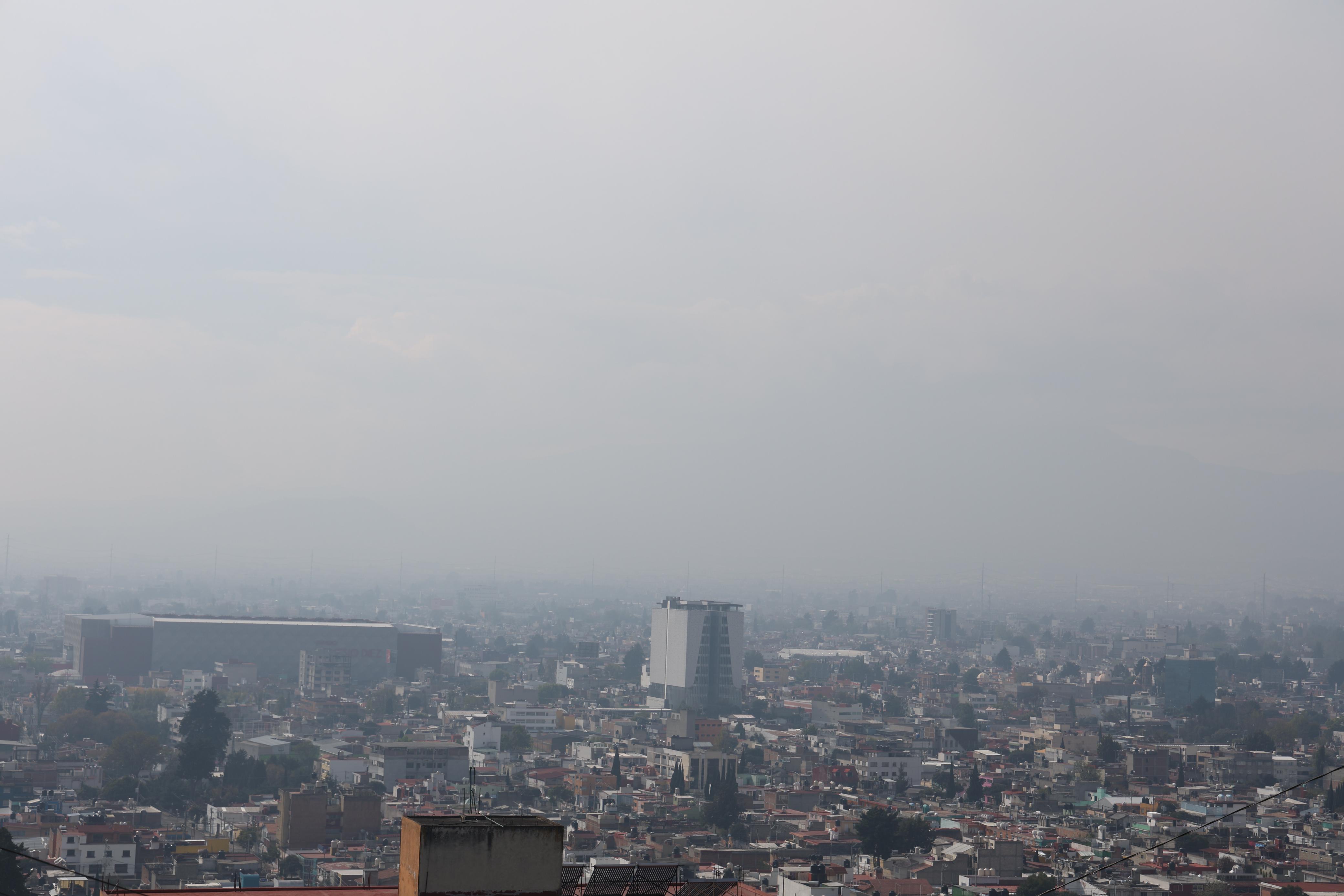 La ciudadanía debe tomar conciencia y realizar acciones concretas para mejorar la calidad del aire en Toluca. Foto Arturo Hernández