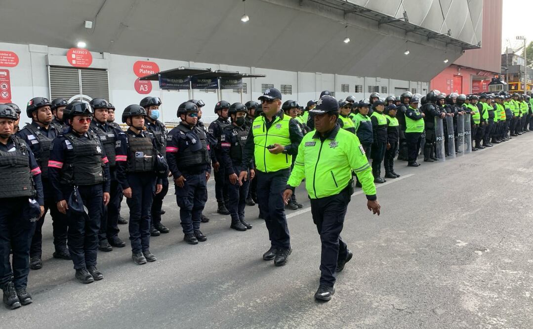 Elementos de la Secretaría de Seguridad Estatal y la Policía Municipal de Toluca durante el despliegue operativo para el partido Toluca contra Cruz Azul en el Estadio Nemesio Diez. Foto: Especial