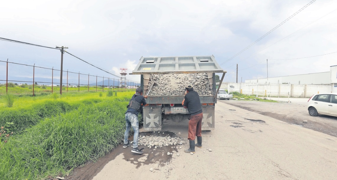 Las jornadas de trabajo de los camineros mexiquenses son complicadas / Foto Alejandro Vargas