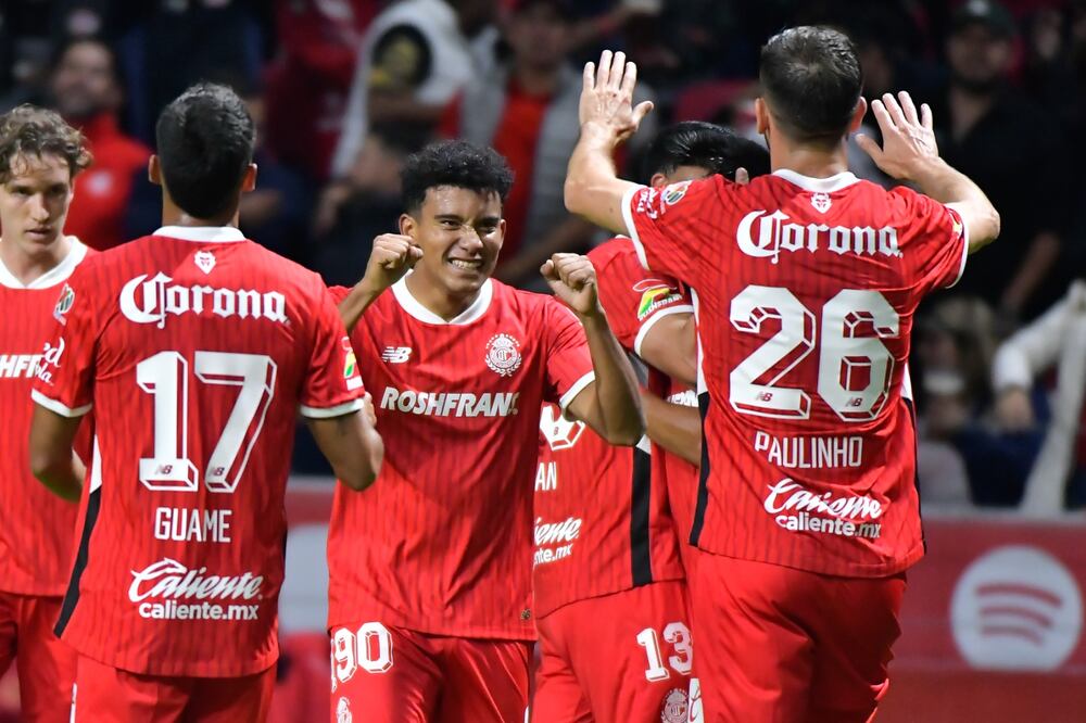 Los Diablos Rojos celebraron las jugadas del partido de la liga MX. Foto Arturo Hernández