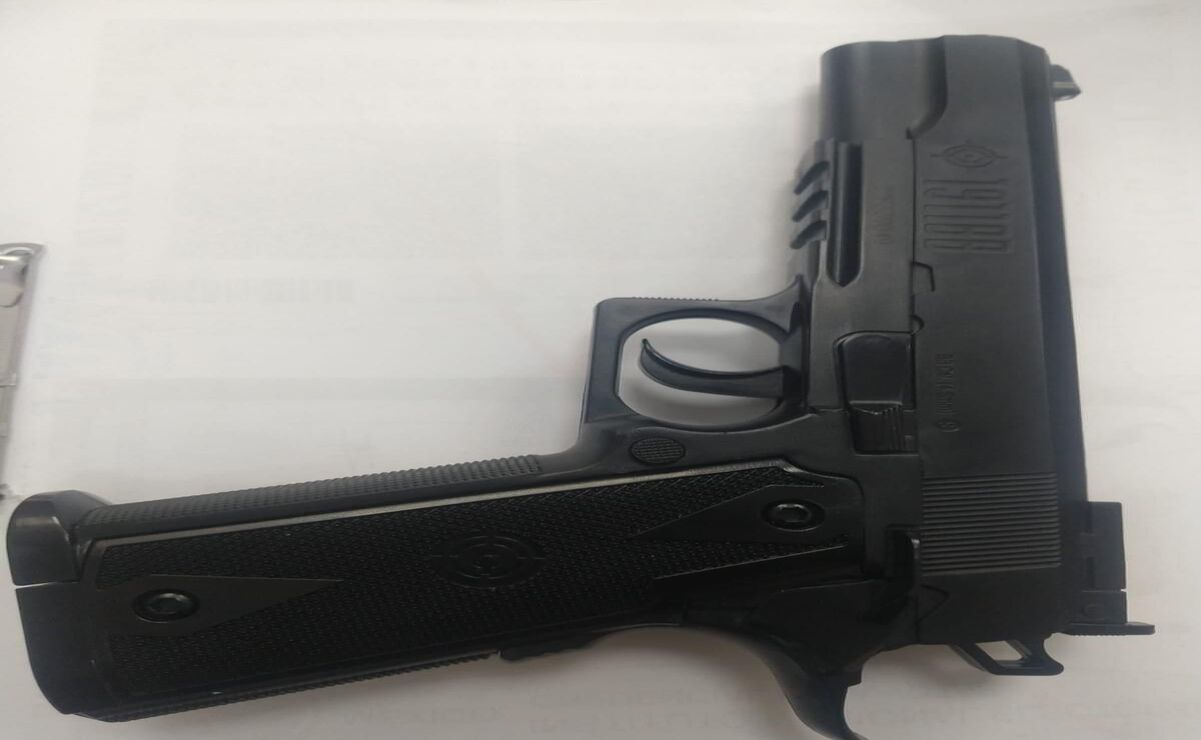 Le aseguraron una réplica de arma de fuego modelo calibre 4.5, también conocida como hechiza / Foto Especial