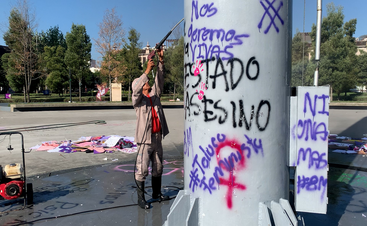 Trabajadores de la Dirección General de Servicios Públicos, iniciaron con un operativo especial de limpieza en calles y espacios públicos de Toluca. Foto: Sergio García / El Universal Estado de México