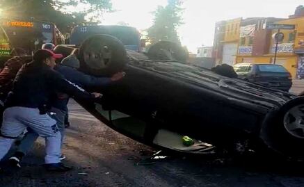 Exceso de velocidad y alcohol causan volcadura de vehículo con dos jóvenes a bordo en Zinacantepec