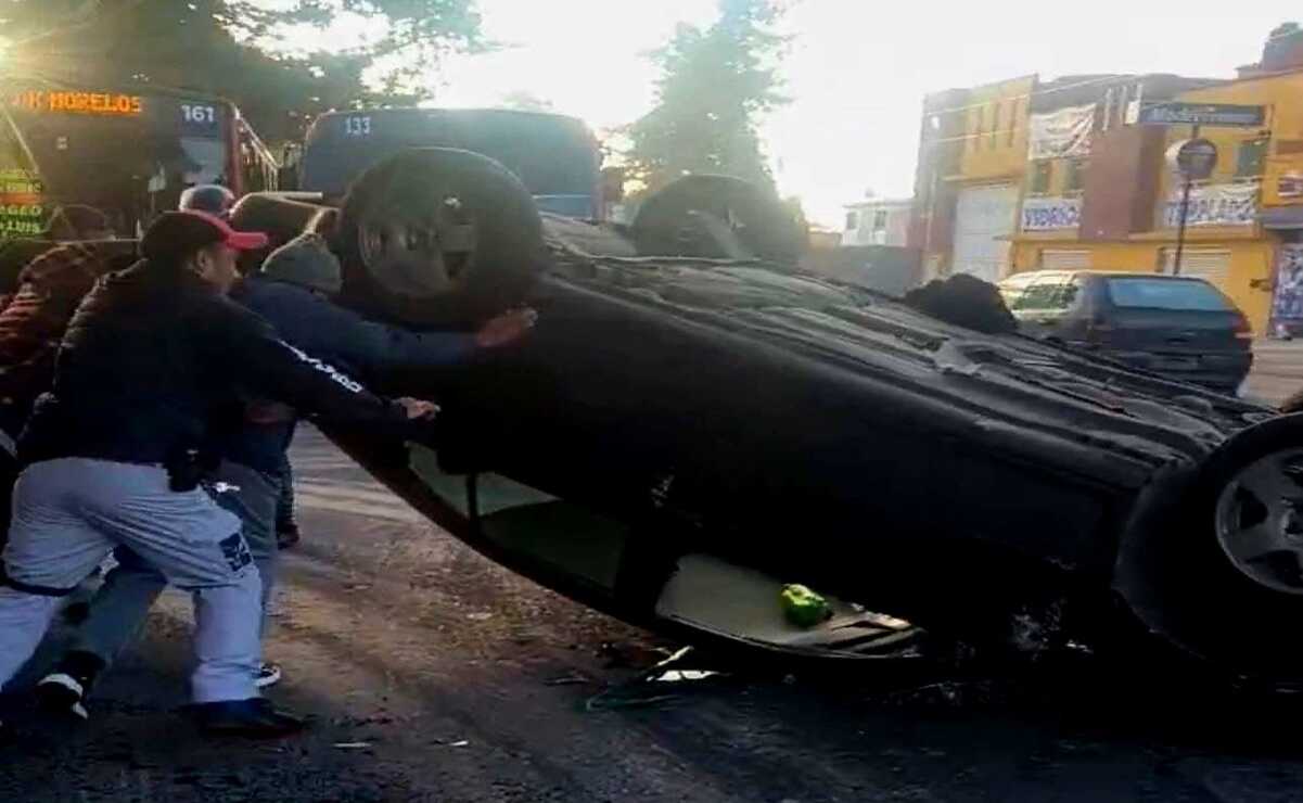 Exceso de velocidad y alcohol causan volcadura de vehículo con dos jóvenes a bordo en Zinacantepec