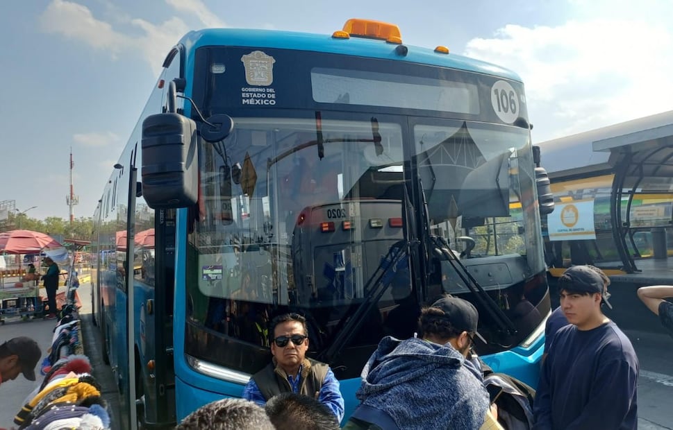 El operador de la unidad 106 activó el "frenado de pánico" al detectar una motocicleta que presuntamente invadió el carril confinado a la altura de la colonia Nuevo Laredo. Foto Especial