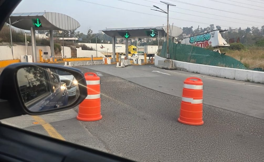 Transportistas mantienen cerrada la caseta de Lago de Guadalupe, en la autopista Chamapa-Lechería. Foto especial